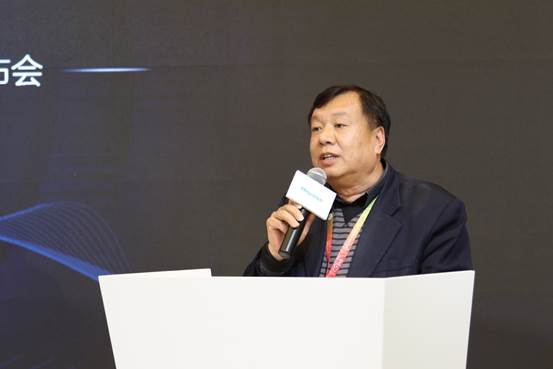 中国家用电器研究院测试技术研究所鲁建国所长发言 据了解,海信的这款Master大师系列洗衣机,对传统洗衣机的结构布局、传动系统,以及减震系统进行了重新定义,特别是整个传动系统和减震系统全部进行重新匹配。从而实现普通衣物、内衣、袜子等分类洗涤,从而实现一机多用的目的。海信洗衣机的创新不仅仅在技术方面,在外观设计上,该款产品更是摘得有着工业设计界的奥斯卡之称的德国iF国际工业设计大奖产品类桂冠。 海信集团洗衣机事业部总经理段跃斌在接受采访时表示:生活环境和用户理念的变化,给海信洗衣机的未来带来更大